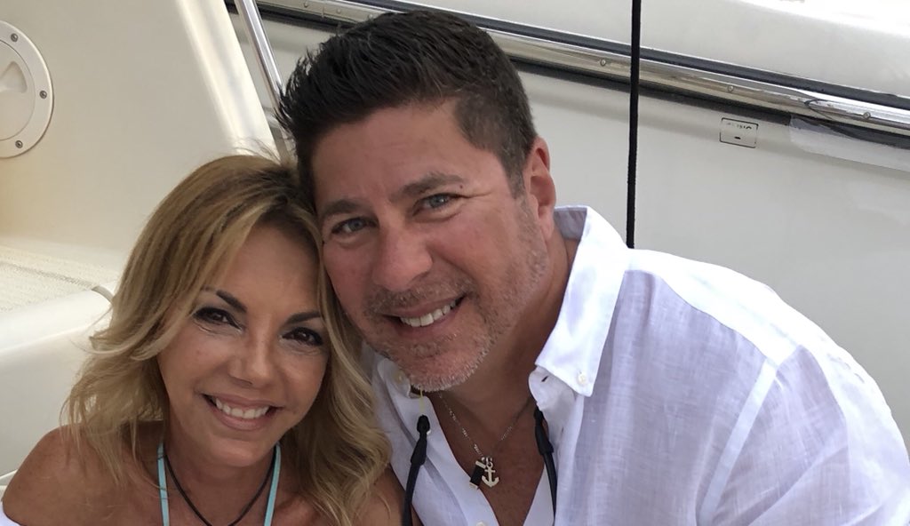 2dagmarDagmar's tweet photo. @Raymondyamigos @raymondarrieta  partner!No se te puede decir nada!Le conté que me pasó, que comienza a llover y la sombrilla estaba en la parte de atrás,brinqué los asientos salí por la puerta de pasajeros y pues lo dijo!!Y encima me saluda!No si te digo! Hay que quererlo 😂 https://t.co/TiontL9iom