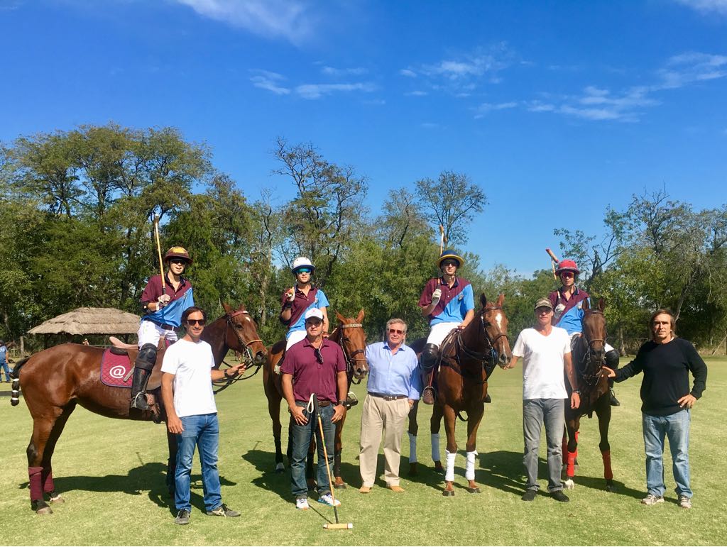 Foton del Intercolegial. La formación de Moorlands A con padres e hijos y el director del colegio: Miguel y Mia Novillo; Eduardo y Cruz Heguy; Ale y Alico Agote; Piki y Nico Diaz Alberdi.
<a href="/EduNovilloA/">Eduardo Novillo</a> <a href="/asocdepolo/">Asoc. Arg. de Polo</a> <a href="/LaAguadaPolo/">La Aguada Polo</a> <a href="/eduardoheguy/">eduardo heguy</a> <a href="/MiaNovillo/">mia novillo</a>