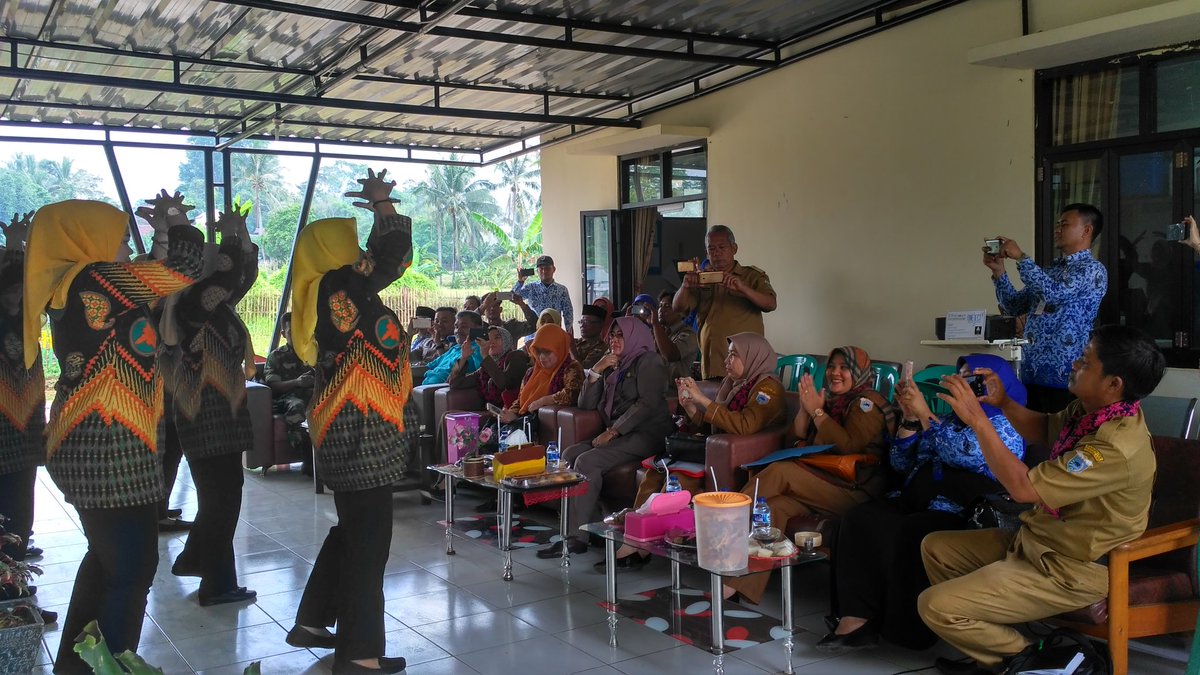 PkmCimanuk's tweet photo. Penilaian Lomba ASMAN TOGA (Tanaman Obat Keluarga) UPT Puskesmas DTP Cimanuk Selasa 17 April 2018. Ayo menanam Tanaman Obat !! :)
@irnadim99 @nurimustafa7 @dinkespdg @humaspandeglang https://t.co/UlNcUTLJZk