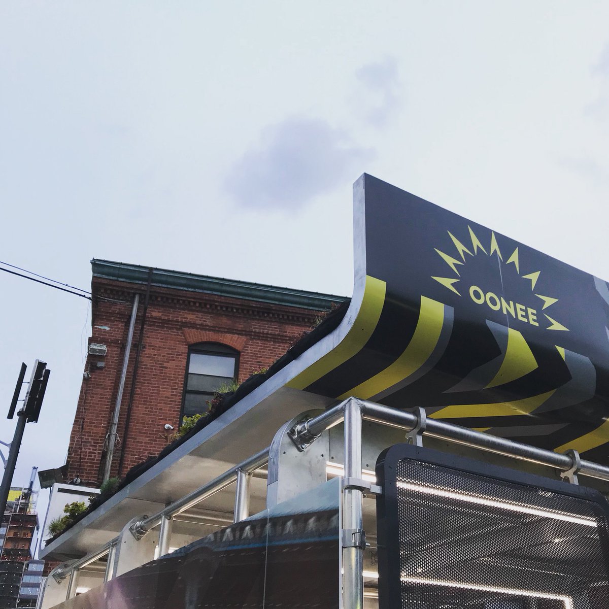 TurnstileTours's tweet image. #ArchitectureTuesday This is @ooneepod, a solution for safe, convenient bike parking being piloted in @BklynNavyYard. We’re at the kickoff event tonight hosted by @TransAlt, and this is now the third (and counting) green roof in the Yard, joining BLDG 92 and the @BrooklynGrange