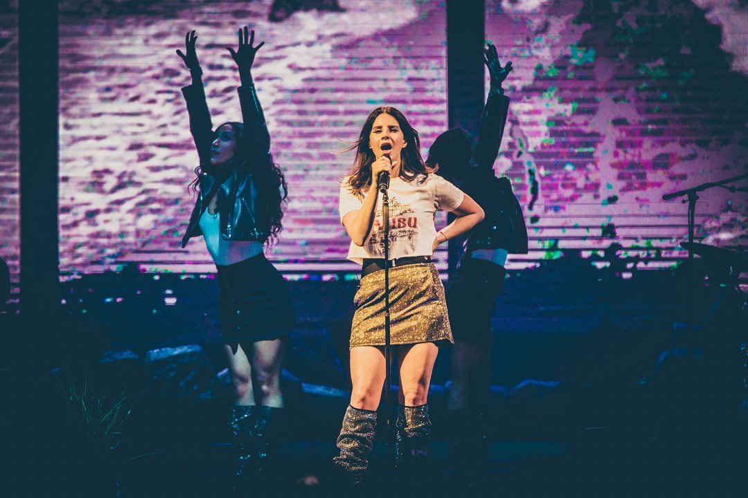 LAtotheMoonNews's tweet photo. Lana Del Rey at Sportpaleis in Antwerp #LAtotheMoonTour https://t.co/W2ciszhhVL