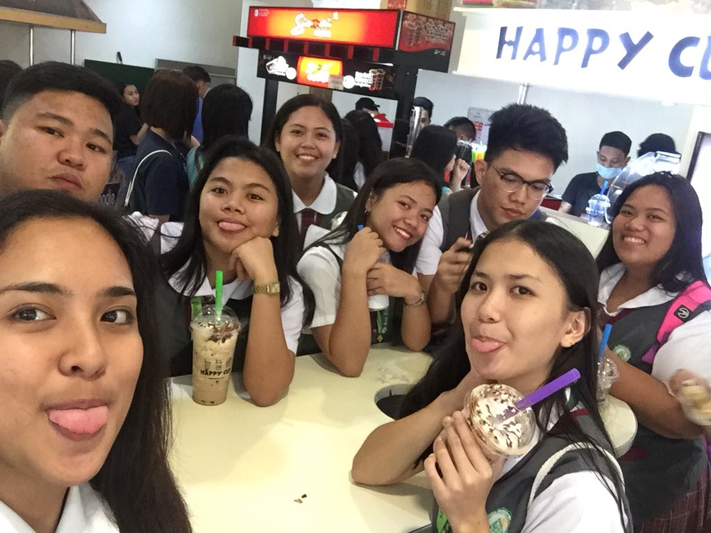 ShannenFrancois's tweet photo. Uy kahit puro walwal tong mga ito gagraduate naman👩🏻🎓👨🎓❤️ *insert others* #FCFAM https://t.co/Oq50pWECy9