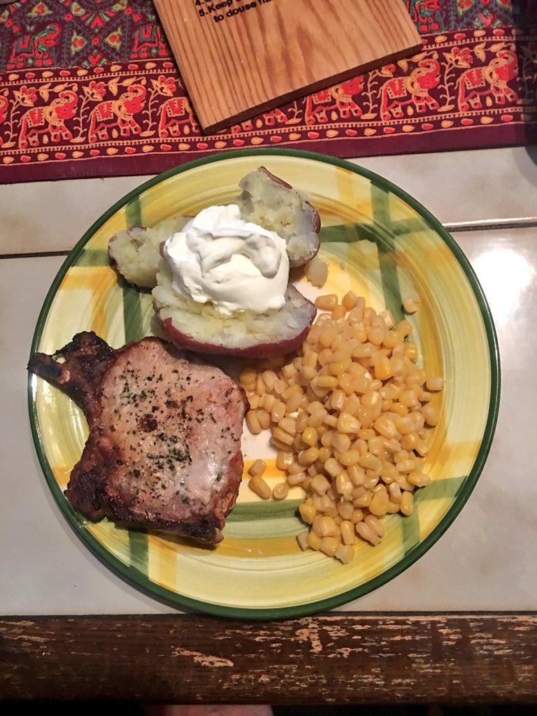 pullupaplatewma's tweet photo. Pictures I get while in class LOL 😫 #dinner #dinnertime #missingout #wah #notcool #food #foodie #foodies #corn #potatoes #porkchop #yum #delicious #jelly #jealous https://t.co/HXEmyE8U2Y