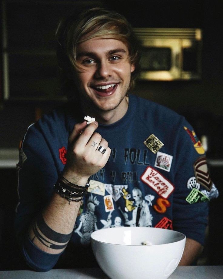 bxngflws's tweet photo. @mikeymyhemmo https://t.co/pHfo8WqLMt