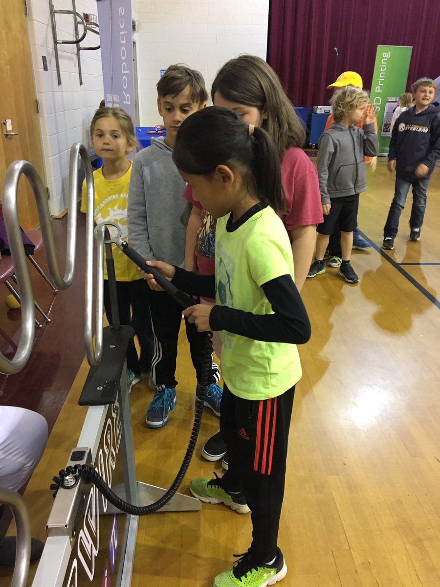 Tons of fun exploring during our STEAM museum today! <a href="/Poca_ES/">Tom Sulzer</a> #collaboration #discover #becurious