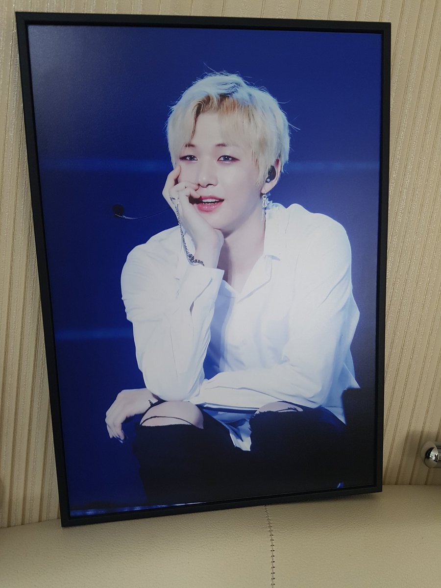 <a href="/rosedanik/">RoSè 로제</a>
드디어 기다리고 기다리던 로제님의 액자도착♥
도착은 비록 어제했지만...ㅠㅡㅠ 이제서야 올리능...크흠ㅜㅜ
액자...너무 소중히 사진 액자로 이쁘게 제작해주셔서 감사합니다♥
 이액자는 내 침대위로 슝♥
이쁘게 잘 간직하겠습니다♥