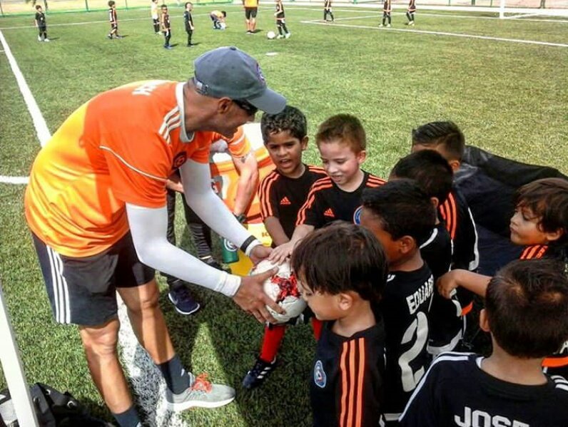 isacademypty's tweet photo. #Institucional | ¡Unión, amistad y hermandad! 🙌👏 Esas son las premisas de nuestro director, @meavitali, cuando comparte con los más pequeños 😄

¡Vamos siempre hacia adelante! 👦⚽

#SomosLaISA https://t.co/noi3CrjFuC