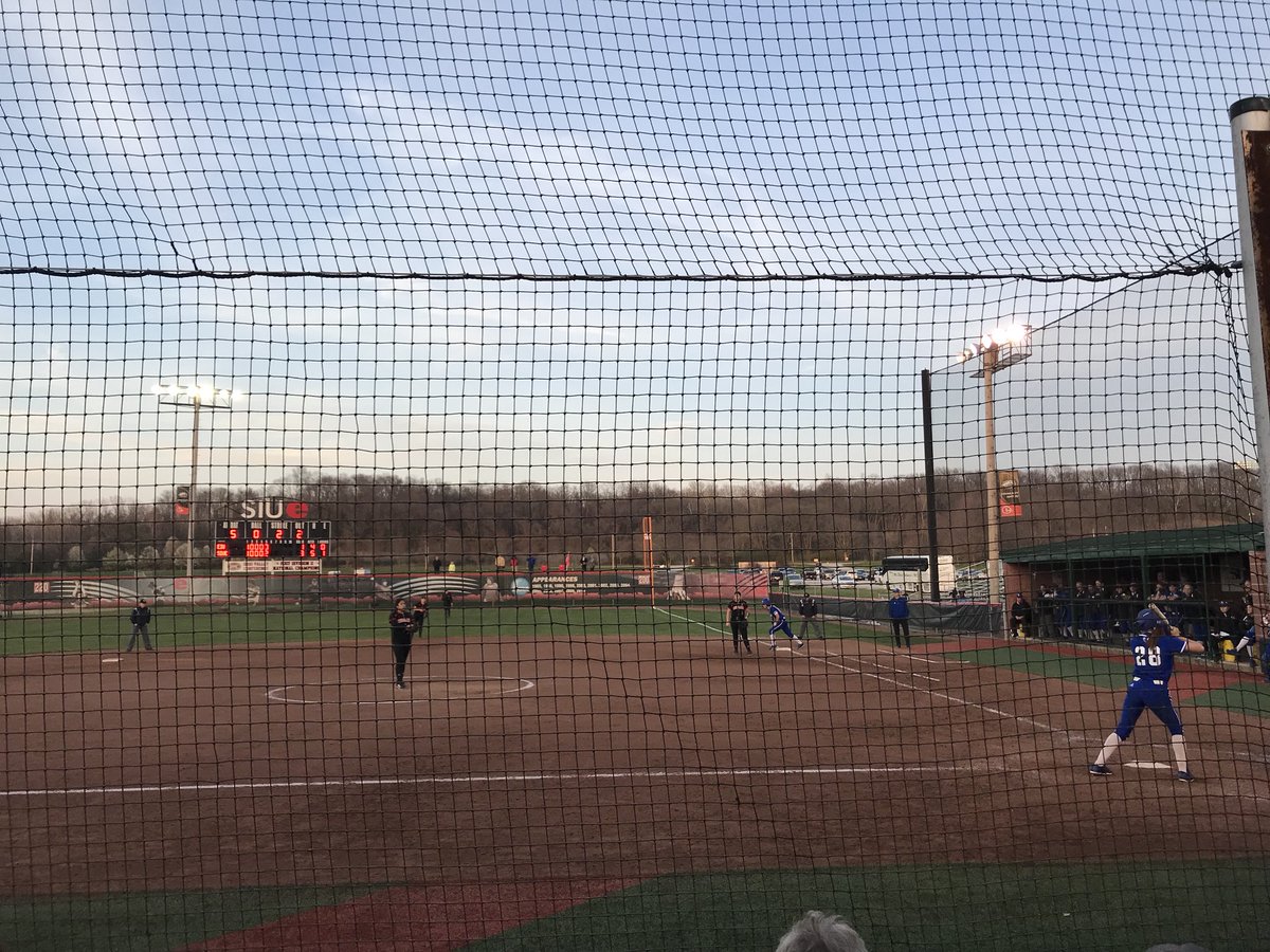 tstuart_alestle's tweet photo. Good night for some SIUE softball! Tied up 4-4 in the bottom of the 7th https://t.co/x60YpKlJql