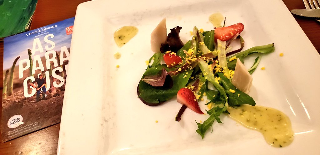 TakeABiteOK's tweet photo. Second course: Asparagus salad with hearts of palm, 🍓, egg "mimosa", champagne vin 🍾
#veggiedinner @picassocafe https://t.co/lKNpL35BkS