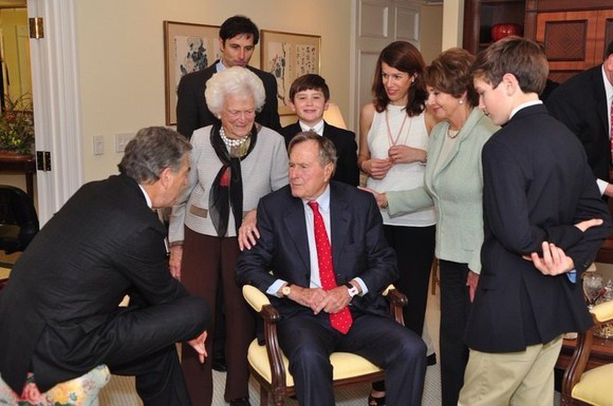 Leader Pelosi speaks with President George H.W. Bush & First Lady Barbara Bush.