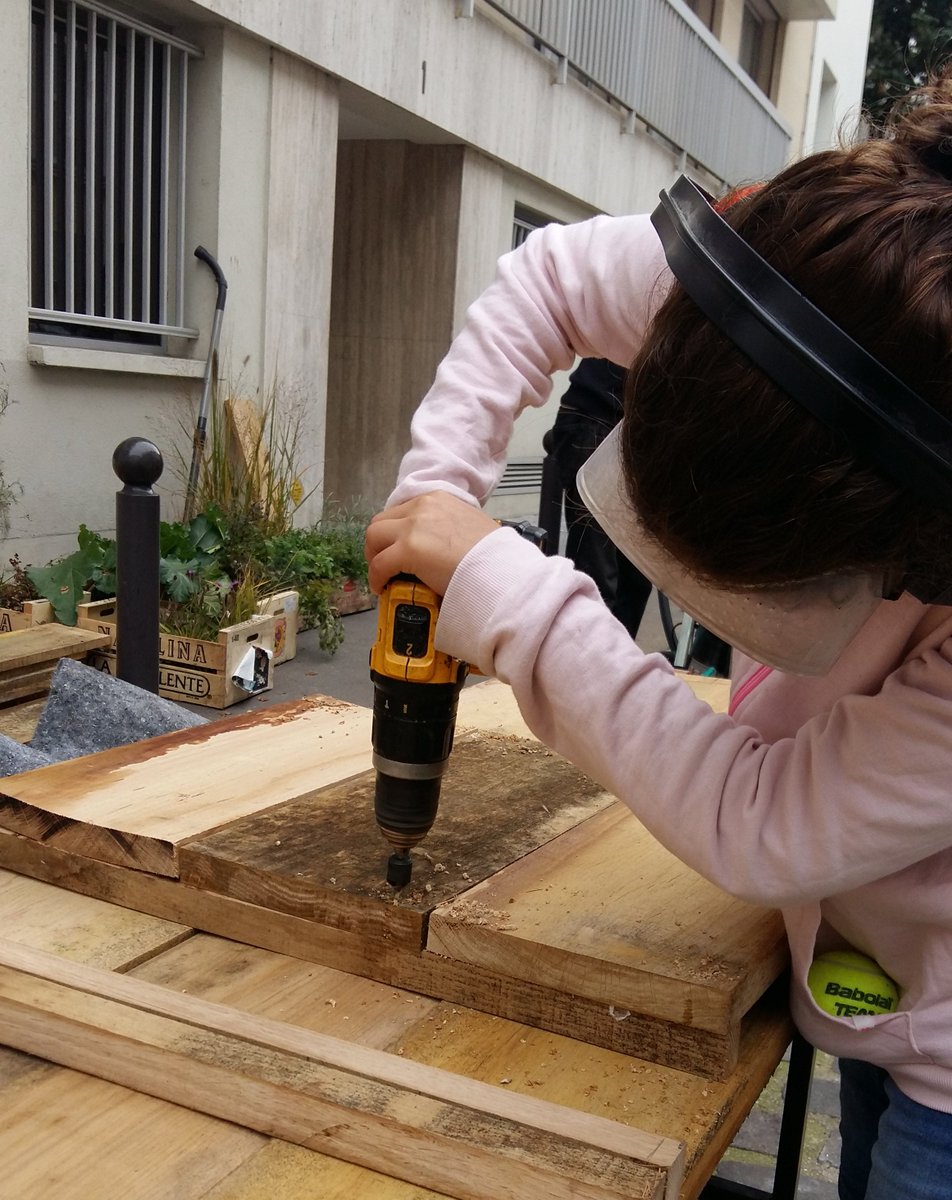 Le prochain chantier de végétalisation démarre aujourd'hui, rue Paradol (porte de Vanves) jusque Samedi. Au programme : bacs, bancs, pieds d'arbre, boite à livre, racks à vélo etc.  <a href="/ProjetVU/">Association Vergers Urbains</a> dans le cadre des 48h de l'AU@sauge, et du Mois de la Végétalisation. @vegetalisons