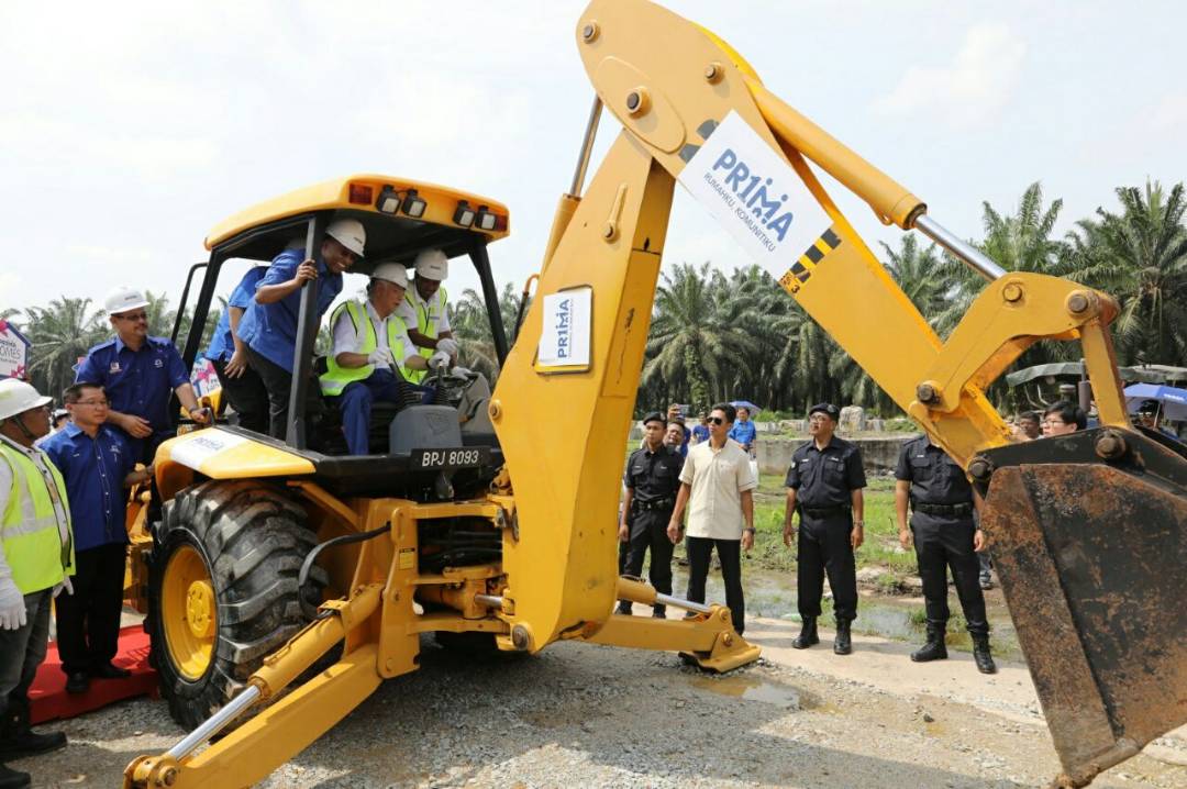 NajibRazak's tweet photo. Pagi ini rasmikan pecah tanah PR1MA Teluk Intan. Di Perak saja, 20,148 unit rumah PR1MA dah diluluskan. Atas permintaan, sukacita saya umum 500 lagi rumah PPR akan dibina! @barisanasional terus komited agenda perumahan untuk rakyat!

#DahulukanRakyat 
#BersamaBN
#HebatkanNegaraku https://t.co/uvaaWxsFlz