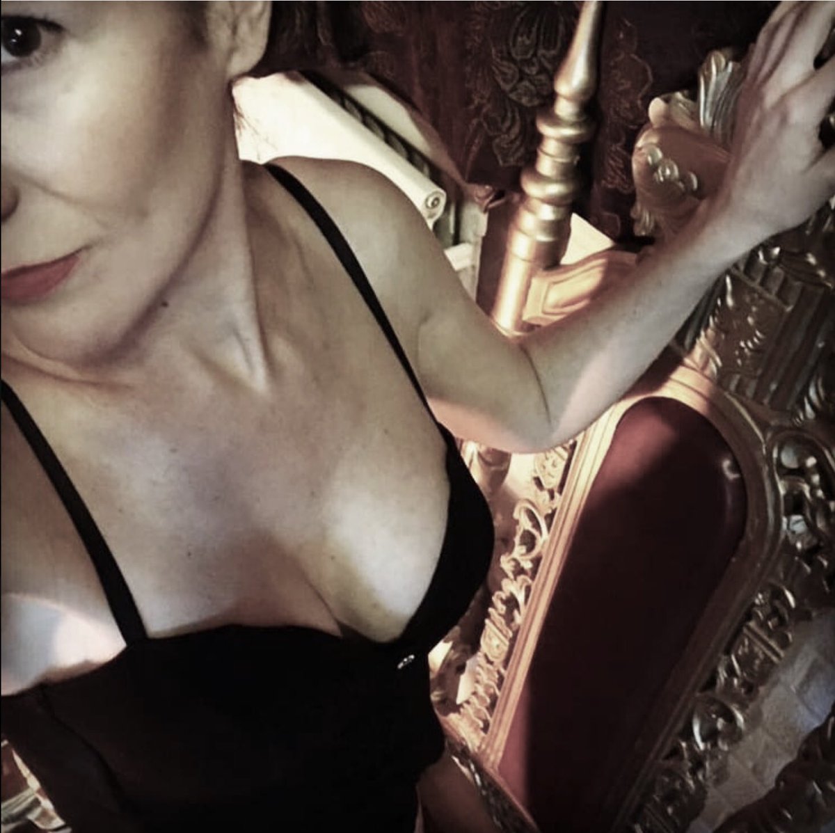 slv2_Miss_Quan_'s tweet photo. #SomeoneBeautifulThisWayComes #TheFaceAndForm of The #IndescribablyElectrifying @BMistresscat #GODDESS & #QueenOfTheSouth #ProfessionalDominatrix #Tormentress #InstantNaturalAllure #CantTakeMyEyesOffYOU #SuckerForYOU 😉 https://t.co/QwgK58ybHN