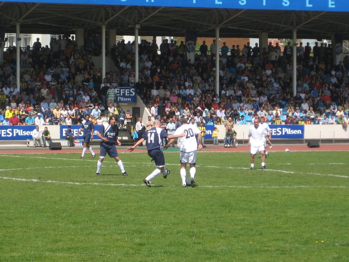 pierrevh17's tweet image. Today 10 years ago .@VVSteenbergen 4 was invited to play a game against #TurkishLegends in Istanbul #efes 
Vandaag 10 jaar geleden speelde het grote @VVSteenbergen 4 tegen Turkse Legends in Istanbul .