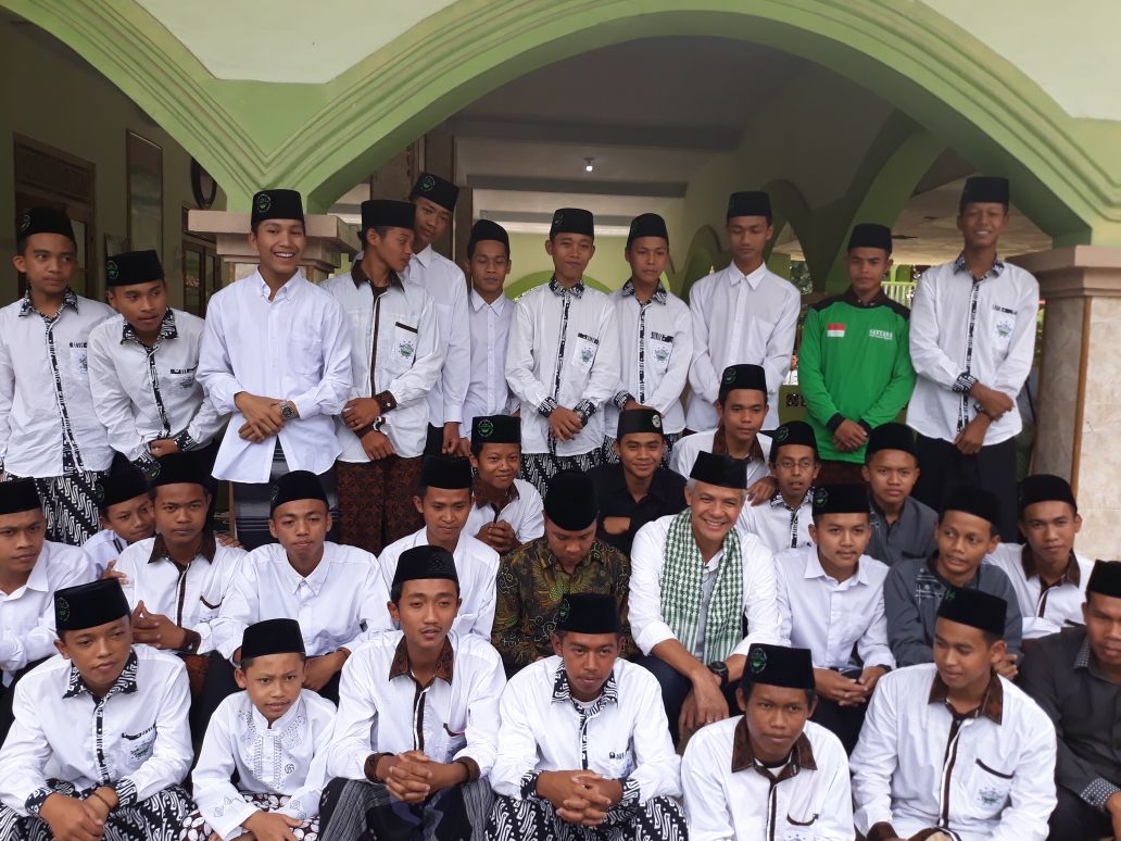 Silaturahmi <a href="/ganjarpranowo/">Ganjar Pranowo</a> dengan Keluarga Besar  KH. Mujadin Putu Murja di Ponpes Mambaul Huda Salaman Kab.Magelang
#KandangBant3ng 
#JatengM3tal 
#PilgubJateng2018 
#PDIPerjuangan 
#GubernurZamanNow 
#GanjarYasinM3nang