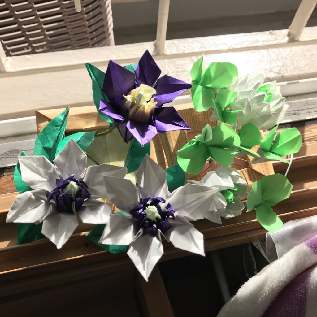 だ ちゃん Dahchan 創作折り紙作家どす 折り紙 拙作のシロツメクサとクレマチス クレマチス近々作り直さなきゃ Origami Clover Clematis Designed Folded By Me 自然光だけで撮った写真を晒すとrtが来る 折り紙作品 折り紙 クレマチス