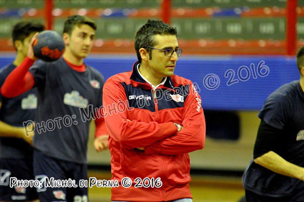 HCFondi's tweet photo. Auguroni di Buon Compleanno alla guida della prima squadra maschile, nonché responsabile dell'area tecnica #HCFondi, @desantisg7! ❤️💙 #happybirthday #cuorerossoblùfondi https://t.co/P6NdGG73HG