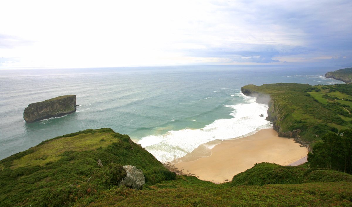 🏖 Las 10 playas más bonitas de Asturias: sitiosdeespana.es/articulo/las-1… La número 4 es una de las más curiosas del mundo.