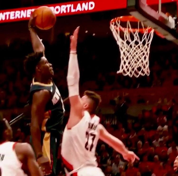 AntDavis23's tweet photo. Nice pass AD!!! Lol https://t.co/qwCCXNTaRk