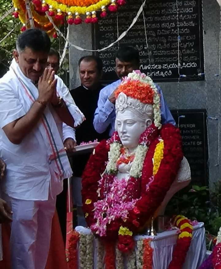 lingadruva's tweet photo. ಇಂದು ಬಸವ ಜಯಂತಿ ಪ್ರಯುಕ್ತ ಇಂಧನ ಸಚಿವರಾದ #ಡಿಕೆ_ಶಿವಕುಮಾರ್ ಅವರು ಬಸವಣ್ಣ ಪುತ್ತಳ್ಳಿಗೆ ಪೂಜೆ ಸಲ್ಲಿಸಿದರು
#ಬಸವ_ಜಯಂತಿ ಶುಭಾಶಯಗಳು
#Support_DKS
#ಕರ್ನಾಟಕದಲ್ಲಿ_ಮತ್ತೊಮ್ಮೆ_ಕಾಂಗ್ರೆಸ್_ಸರ್ಕಾರ @DKShivakumar @DKSureshINC https://t.co/Q0SPlAEAGV