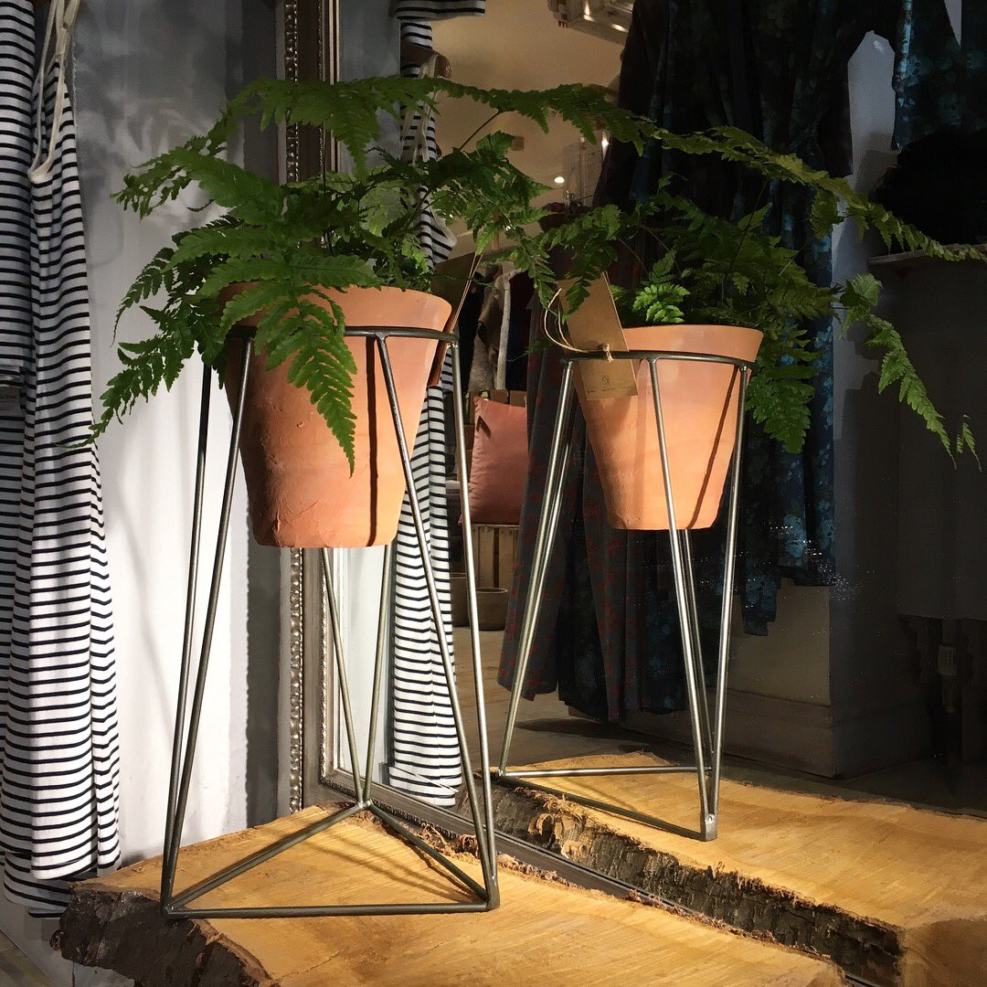 Love these planters <a href="/IndigoOxford/">INDIGO</a>, made by <a href="/nkukul/">lnʞnʞu®︎</a>. They'd look brilliant inside or out and make a space look larger by keeping the floor visible.

#OxCompendium #discovertheREALoxford #oxford