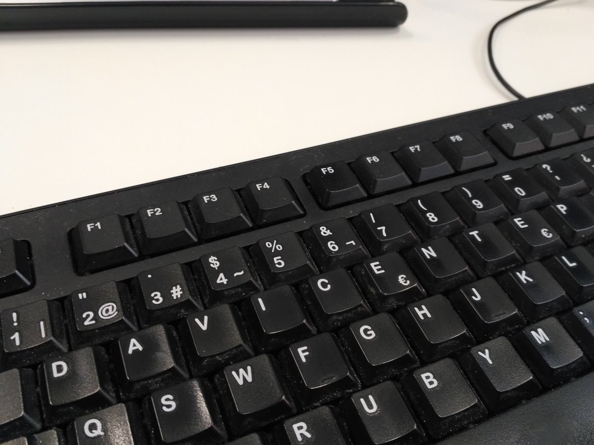 davicentef's tweet photo. Llegar al trabajo y que te hayan personalizado el teclado no tiene precio. Gracias @fruizhernandez @jbarrosramos @alfageme por el detalle. #meloquedo https://t.co/2lmbDFn25b