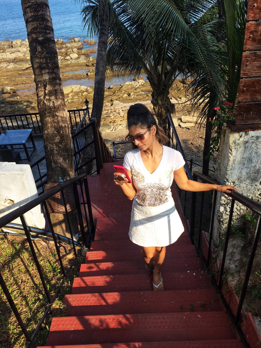 TanishaaMukerji's tweet image. Surrounded by beauty but too stuck in my phone to #lookup #technologytakingover #beauty  #phoneaddict #tm #tmstyyle #stylekish #nature #greenenviorment #portblair #sinclair #andamns