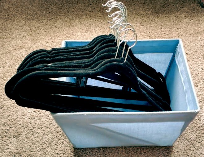 LiveLifeHacking's tweet photo. Put all of your hangers in a bin when you aren't using them. This keeps them from floating around on the floor or in your closet #organizing https://t.co/CZGKc9D5Qp