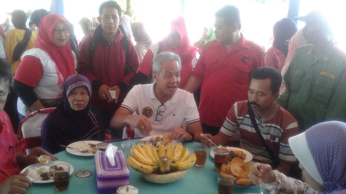 Pdipkotategal's tweet photo. Mas @ganjarpranowo sarapan pagi bersama warga Prembun Kebumen

#KandangBant3ng
#JatengM3tal
#PilgubJateng2018 https://t.co/6hiYJBN9nx