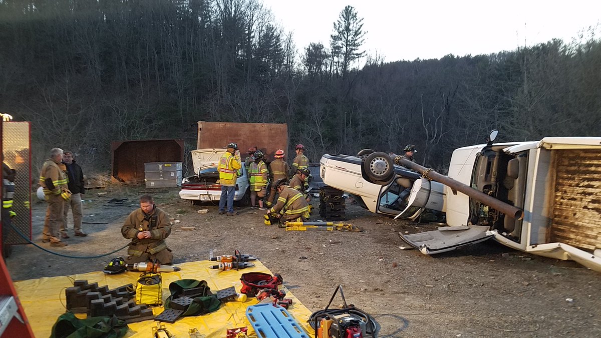 GalaxFireDept's tweet photo. Training Night @GalaxFireDept! Stabilization & Extrication. Outstanding work by all with a couple of difficult evolutions! #proudcapt https://t.co/fCvRHFAaVO