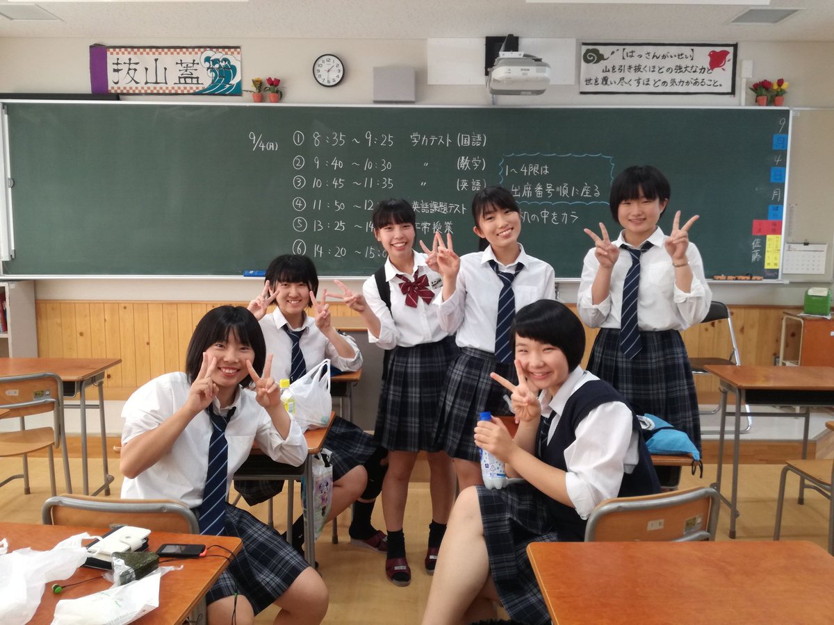 Skytrain_Owlace's tweet photo. こみなみ１年生～！
女子バレー部入りませんか！
楽しいし、青春できるし最高でっせ～

クリスマスパーティーとかもしちゃいます(仲良し)
※ちゃんと練習もします( ´・∀・｀)

体験入部来たい子、
火・金 体育館、水・木オープンスペースでやってるので、来てねー！！ https://t.co/cSO9vdoCYc