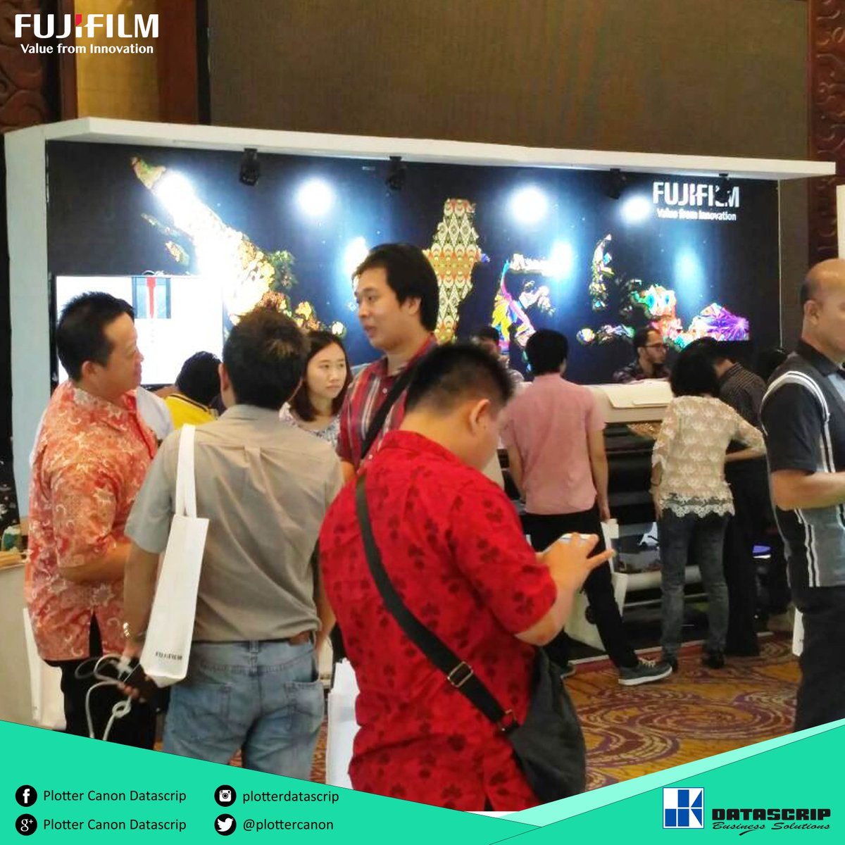 FujifilmDTS's tweet photo. Fujifilm Indonesia bekerjasama dg Pt Datascrip mengadakan Photo Imaging Roadshow yg menampilkan Acuity LED1600II. Bertempat di Hotel Shangrila Surabaya, para peserta antusias mengetahui teknologi plotter UV ini.
#fujifilm #roadshow #photoimaging #acuity #datascrip #UV #printer https://t.co/fkYeqIzsIl