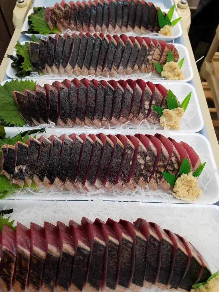 魚市 二子新地鮮魚店 魚市です おはようございます 本日のおすすめ 雨の日サービス 千葉産自家製初かつおタタキ てんこ盛り 一皿５８０円 ６８０円 長崎産のどぐろ刺身 千葉産地金目鯛刺身 千葉産真あじタタキ 自家製つぶ貝旨煮 魚市
