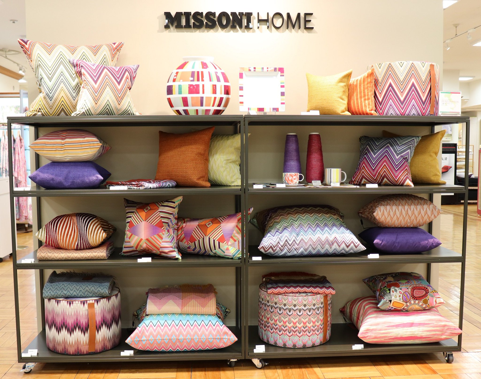 日本橋三越本店 Mitsukoshi Sur Twitter Missoni Home 鮮やかで華やかな色柄が特徴 今回は食器をいつもより多く取り揃えております お部屋に1点取り入れるだけで 明るい雰囲気になります 本館5階 ミッソーニ ホーム イタリアウイーク 日本橋三越本店 Mitsukoshi Sur Twitter Missoni Home 鮮やかで華やかな色柄が特徴 今回は食器をいつもより多く取り揃えております お部屋に1点取り入れるだけで 明るい雰囲気になります 本館5階 ミッソーニ ホーム イタリアウイーク