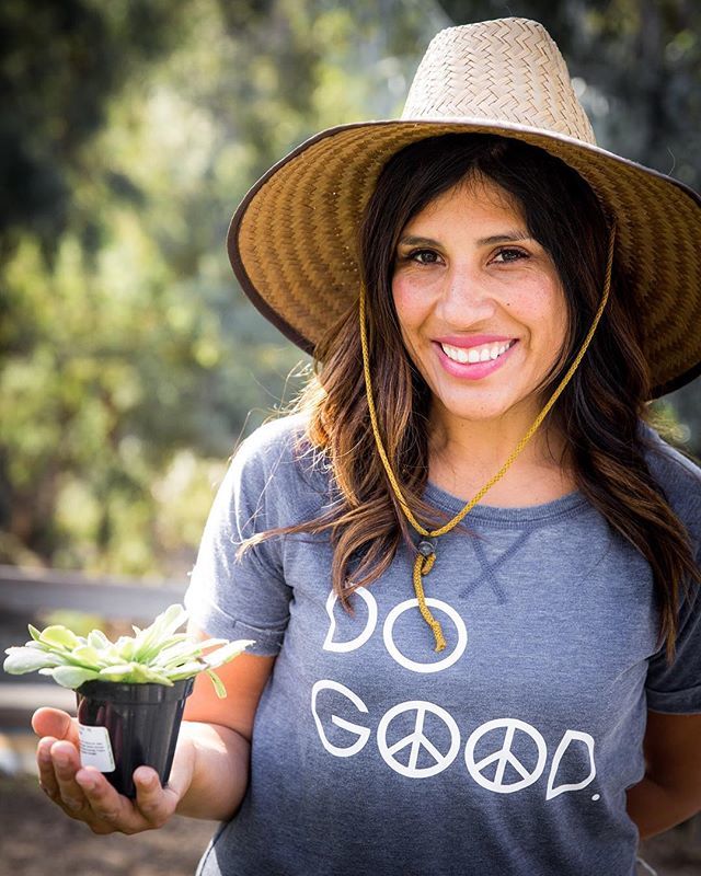 When in doubt always wear the hat 👍🏻 What are you guys planting in your gardens?
📷 by: @solshinephoto
.
.
.
.
.
#fitmommy #instamom #instagood #instamommy #InstaBlogger #gardening #womeninmedicine #instagramers #instagarden #instagardenlovers #outdoo… ift.tt/2Hd7kCE