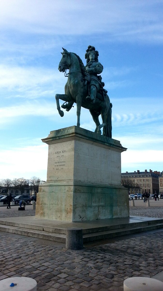 ট ইট র Duarig Giraud ボンジュール Giraud ジロー です フランスで最も有名な国王は 太陽王 ルイ14世 だよね 太陽は何よりも美しく フランスにとって象徴的なものなんだ 大好きな松井選手も ルマンの太陽 僕もそう呼ばれる様に