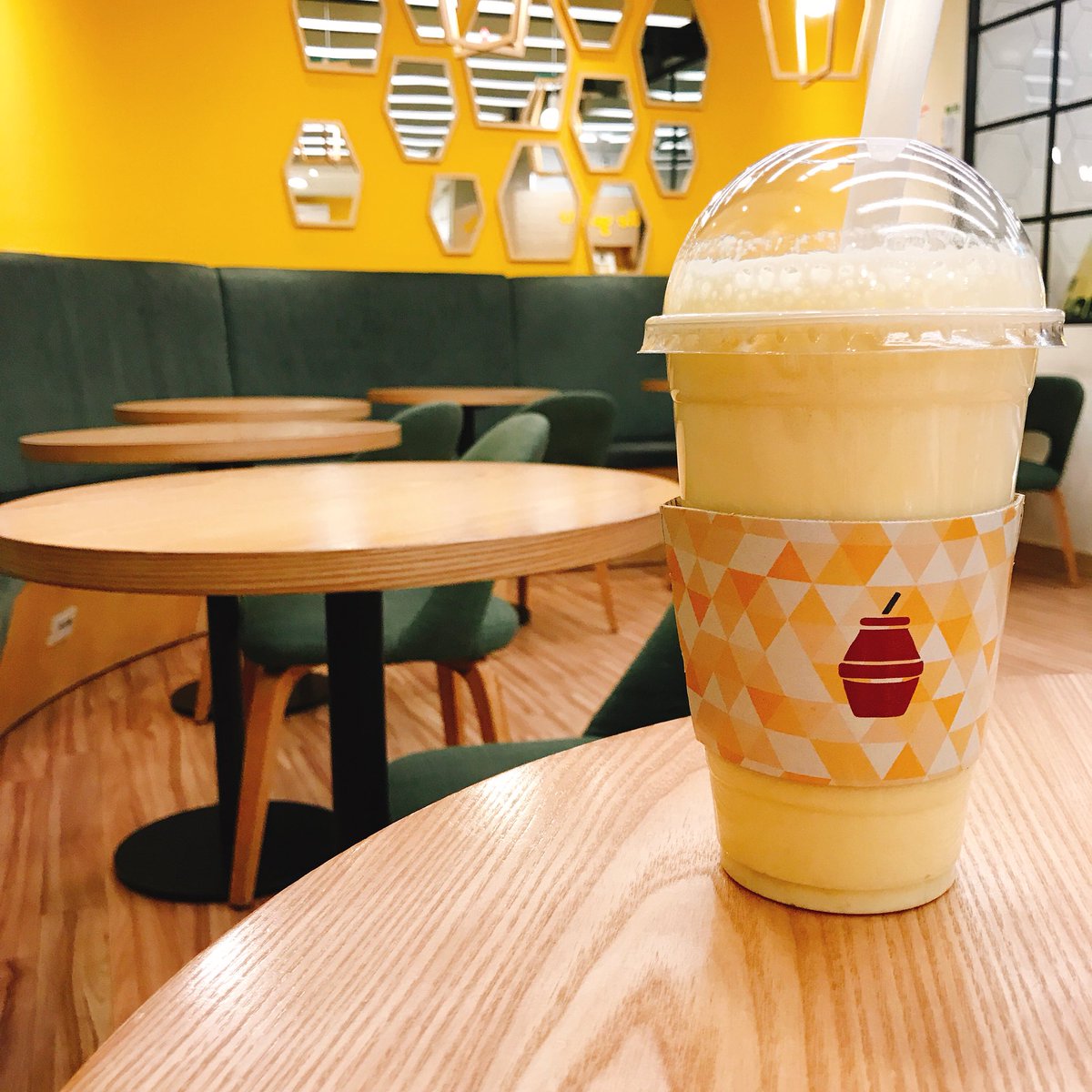 Monange モナージュ 郡山本店 定番のバナナウユカフェ ダブルバナナを飲む ダブルって言うくらいだから 2本分なんだろうなw お腹いっぱいになるねwwww イエローカフェ バナナウユカフェ 韓国 ソウル 東大門市場 ダブルバナナ Monange モナージュ 郡山本店 定番のバナナウユカフェ ダブルバナナを飲む ダブルって言うくらいだから 2本分なんだろうなw お腹いっぱいになるねwwww イエローカフェ バナナウユカフェ 韓国 ソウル 東大門市場 ダブルバナナ