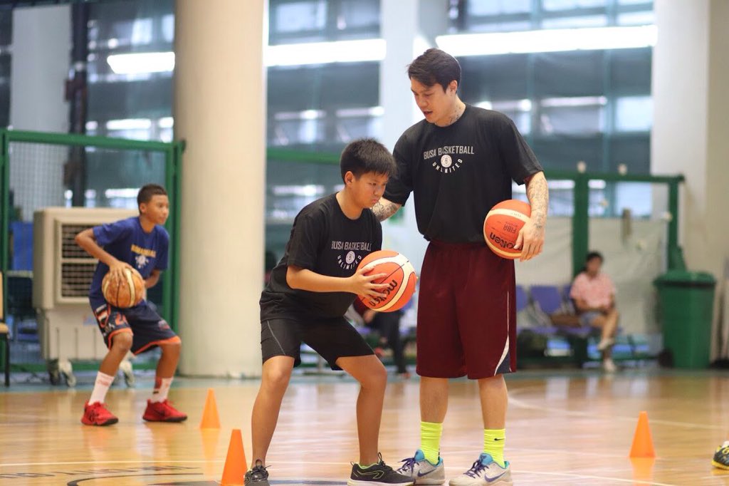 belascounlimitd's tweet photo. Preparation for proper arc and alignment. The triple threat is a very important asset on the court.
#BusaBasketball #BusaSummer2018 #BelascoUnlimitedSkillsAcademy
#PhotoByNicoBelasco https://t.co/UEsf4AwMfr