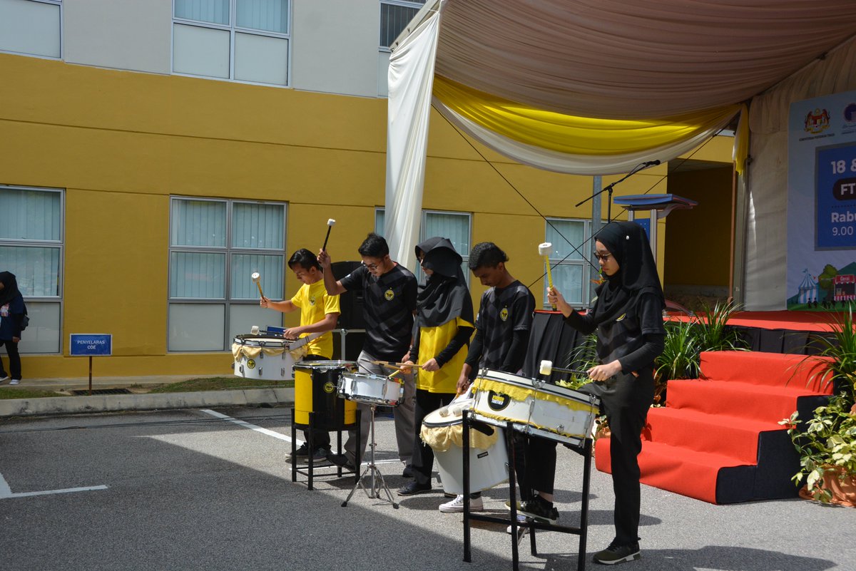 KarnivalFtmk's tweet photo. [ FICTS UTeM ]
[ KARNIVAL FTMK 2018 ]
[ MAJLIS PERASMIAN ]
.
LIVE UPDATE: Persembahan ULTRAS.

Like &amp; follow kami di :

Instagram : @karnivalftmk
Twitter : @karnivalftmk
Facebook : karnivalftmk

#KarnivalFTMK2018
#SmartAndSustainTogether
#EmpoweringTogetherness https://t.co/6v1WV2wrov
