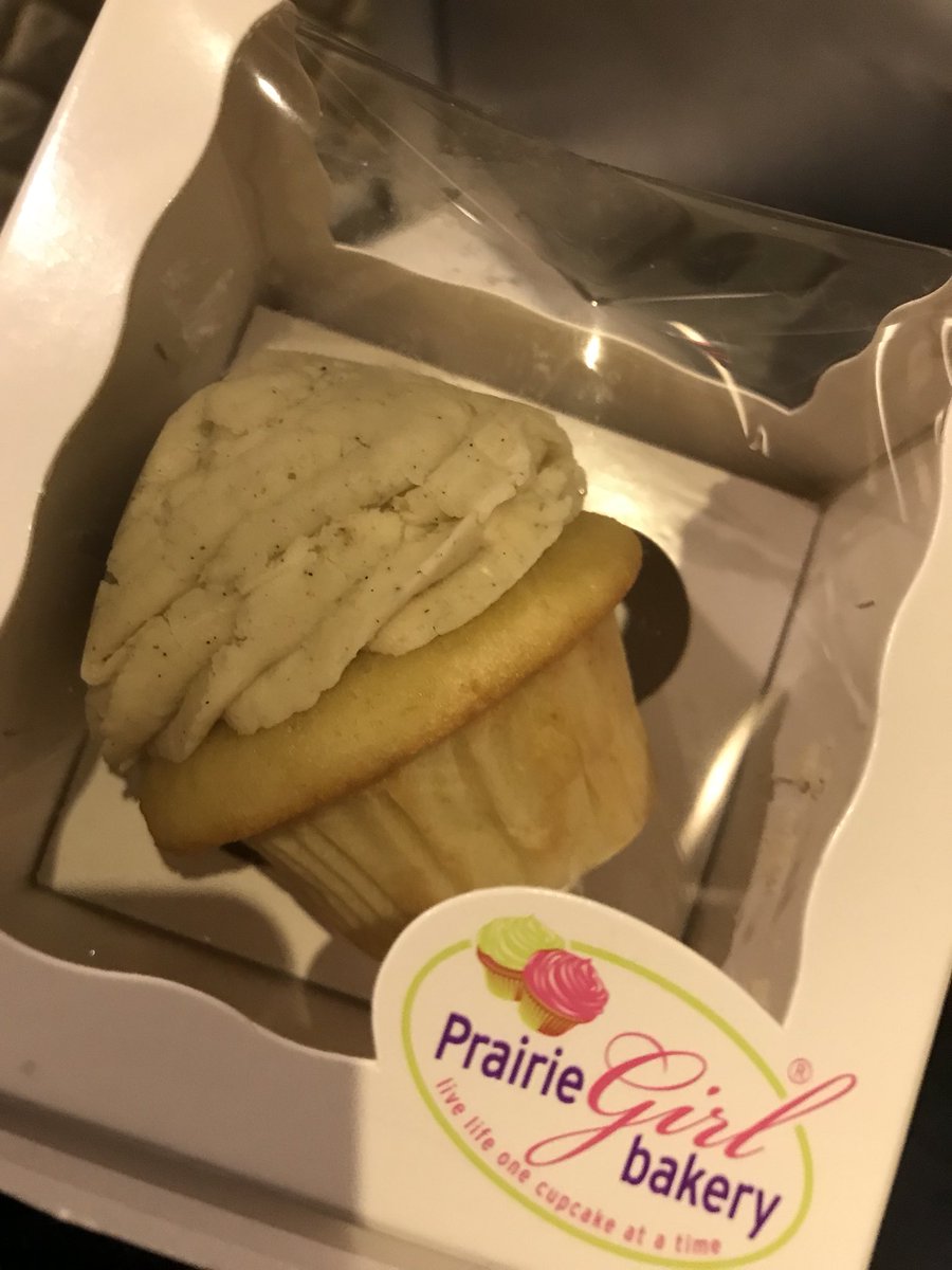 So tonight at @StartupBoostTO <a href="/AlexConde/">AlexConde</a> gave me this vanilla bean cupcake from him &amp; <a href="/mills_simon/">Simon Mills 🇨🇦🏳️‍🌈</a> 😭💚
They read my tweets about my travel woes recently so they brought me a <a href="/prairiegirlbake/">Prairie Girl Bakery</a> cupcake 💕

I just can’t even with this awesome community!

🙏 thank you both!