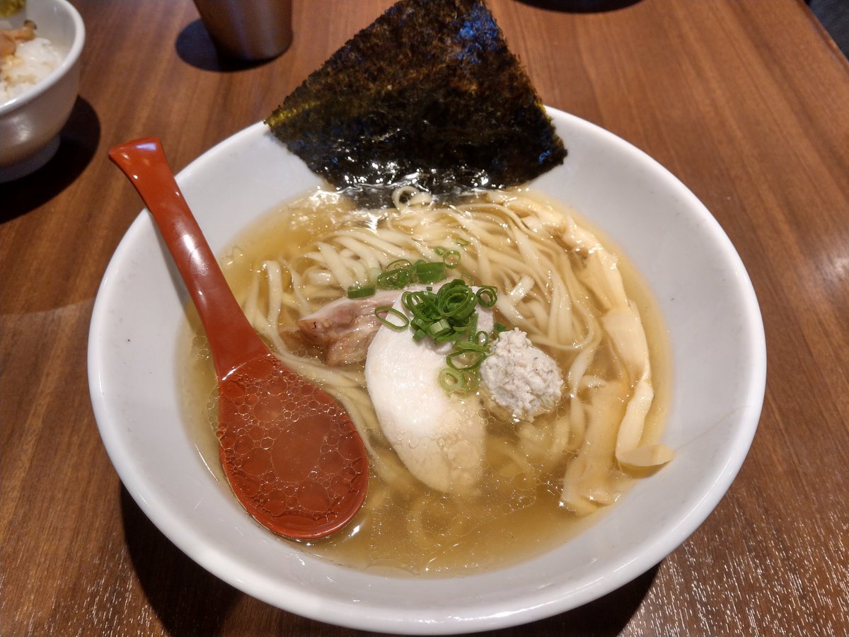 mogumesi's tweet photo. 麺屋翔品川店
限定媛っこ地鶏らーめん
清流味わい鶏の西京焼きめし

ぴらぴらした平打麺に鶏出汁スープが絡んで凄く美味しかった！
隠し味にマーマレード？
鶏めしも柚子胡椒で食欲が刺激され米が足りないw https://t.co/BegZ3zpukF