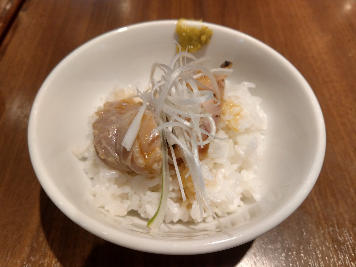 mogumesi's tweet photo. 麺屋翔品川店
限定媛っこ地鶏らーめん
清流味わい鶏の西京焼きめし

ぴらぴらした平打麺に鶏出汁スープが絡んで凄く美味しかった！
隠し味にマーマレード？
鶏めしも柚子胡椒で食欲が刺激され米が足りないw https://t.co/BegZ3zpukF