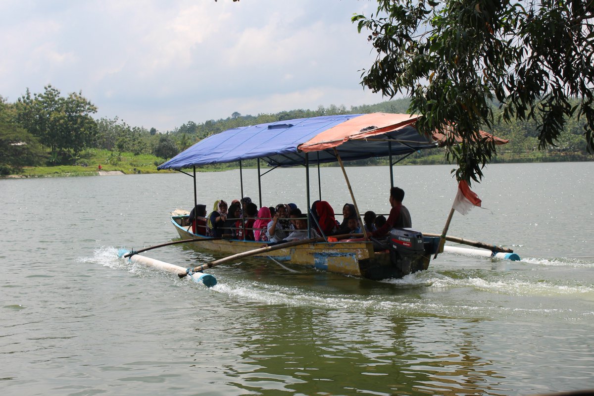 info_Blora's tweet photo. Menjelang makan siang, naik perahu keliling Waduk Tempuran dulu.. nanti lanjut menikmati ikan bakar di salah satu rumah makan tepi waduk, semiliir lur.. seger
#AyoDolanBlora #VisitBlora @dinporabudpar @disporaparjtg @VisitJawaTengah @Kemenpar_RI https://t.co/1GJzfPdRXh