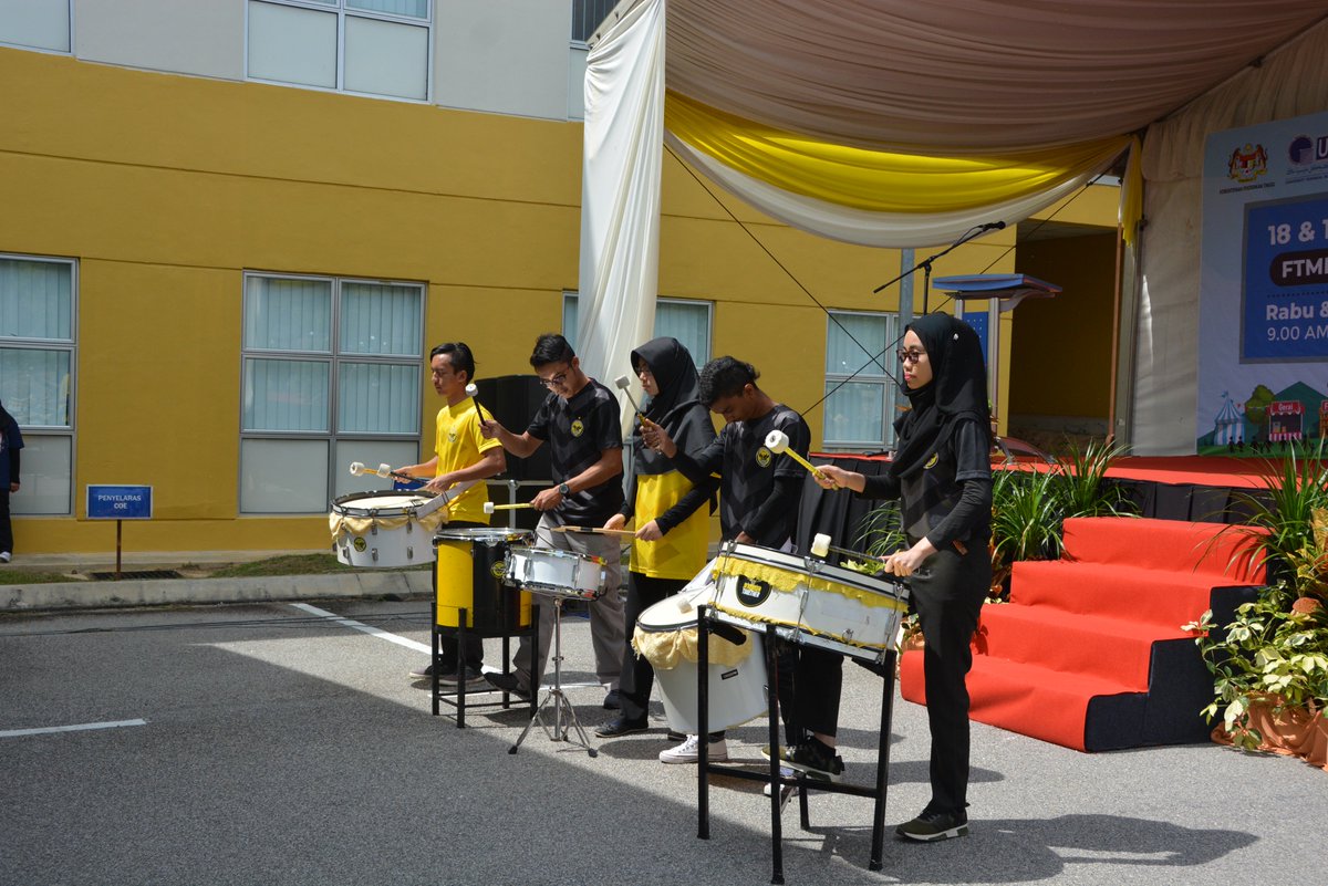 KarnivalFtmk's tweet photo. [ FICTS UTeM ]
[ KARNIVAL FTMK 2018 ]
[ MAJLIS PERASMIAN ]
.
LIVE UPDATE: Persembahan ULTRAS.

Like &amp; follow kami di :

Instagram : @karnivalftmk
Twitter : @karnivalftmk
Facebook : karnivalftmk

#KarnivalFTMK2018
#SmartAndSustainTogether
#EmpoweringTogetherness https://t.co/JgIJ5bRhxc