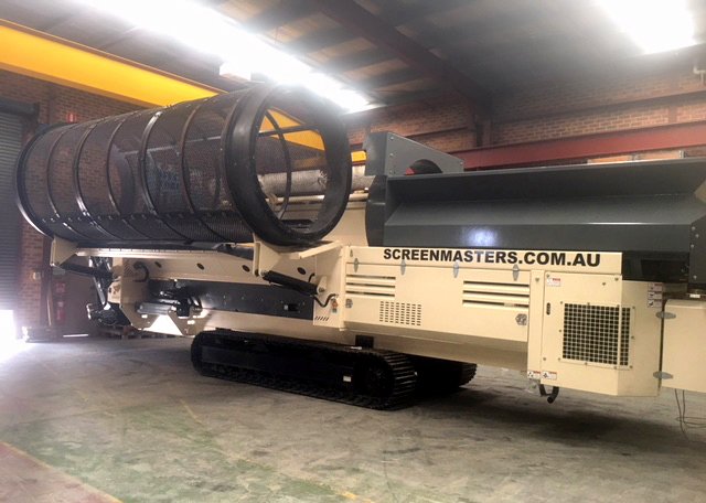 Screenmasters3's tweet photo. 👀😮Check out how easy it is to swap barrels on the new Screenmasters SA620 👊 Talk about innovative 📞1800 571 464 for pricing on this clever unit! #trommel #trackmounted #screens https://t.co/ZNPRfzNPgs
