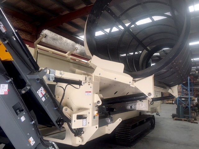 Screenmasters3's tweet photo. 👀😮Check out how easy it is to swap barrels on the new Screenmasters SA620 👊 Talk about innovative 📞1800 571 464 for pricing on this clever unit! #trommel #trackmounted #screens https://t.co/ZNPRfzNPgs
