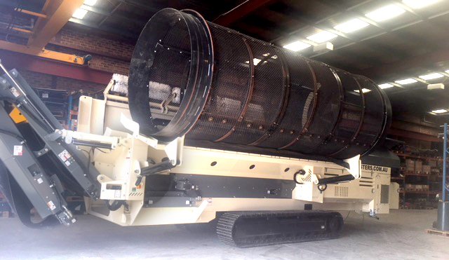 Screenmasters3's tweet photo. 👀😮Check out how easy it is to swap barrels on the new Screenmasters SA620 👊 Talk about innovative 📞1800 571 464 for pricing on this clever unit! #trommel #trackmounted #screens https://t.co/ZNPRfzNPgs