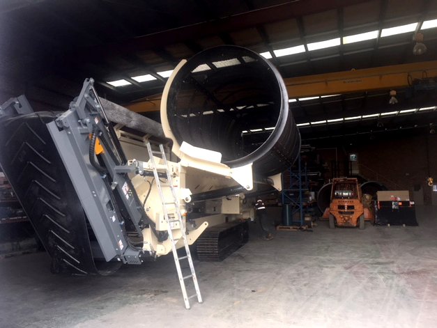 Screenmasters3's tweet photo. 👀😮Check out how easy it is to swap barrels on the new Screenmasters SA620 👊 Talk about innovative 📞1800 571 464 for pricing on this clever unit! #trommel #trackmounted #screens https://t.co/ZNPRfzNPgs