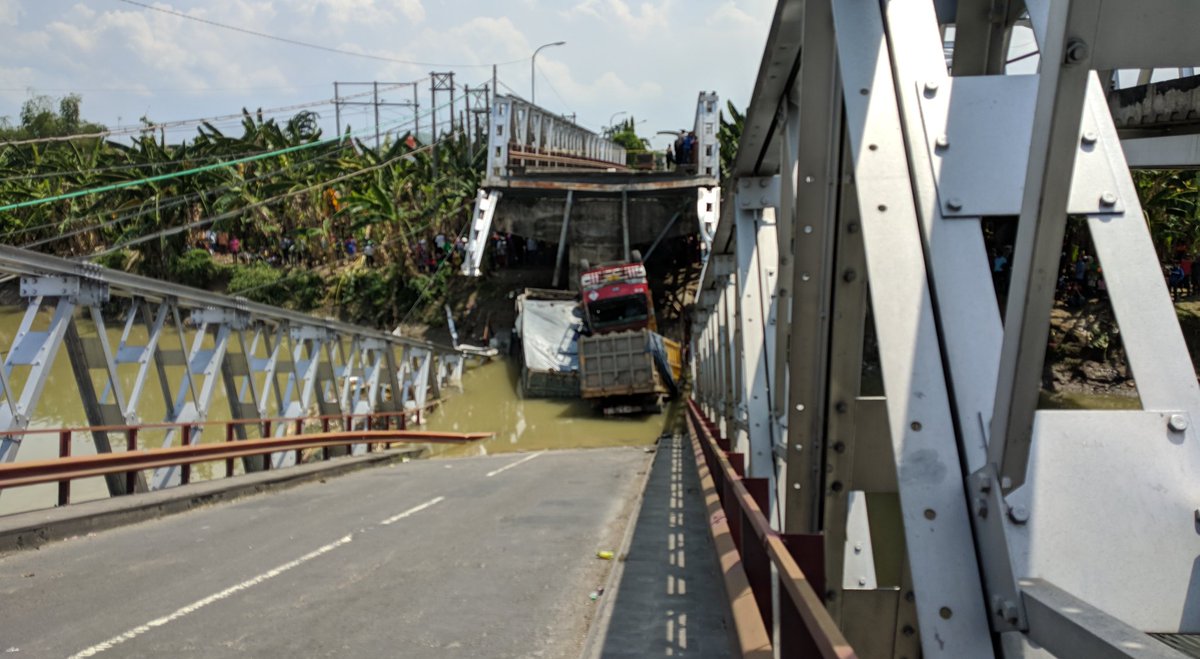 Hingga saat ini tiga truk korban jembatan ambruk masih belum bisa dievakuasi