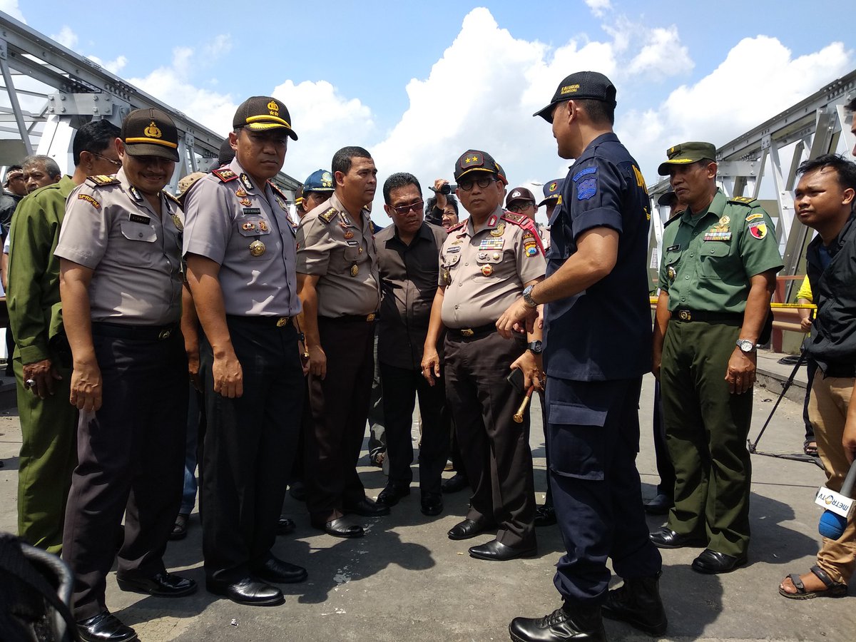 Kapolda jawa timur meninjau langsung jembatan widang yang ambruk